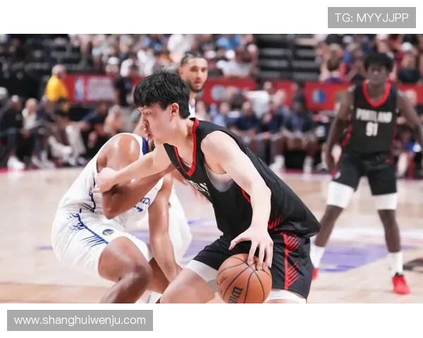 开拓者主场迎战湖人球员赛前时尚穿搭引关注小杨夹克搭配粉色小书包